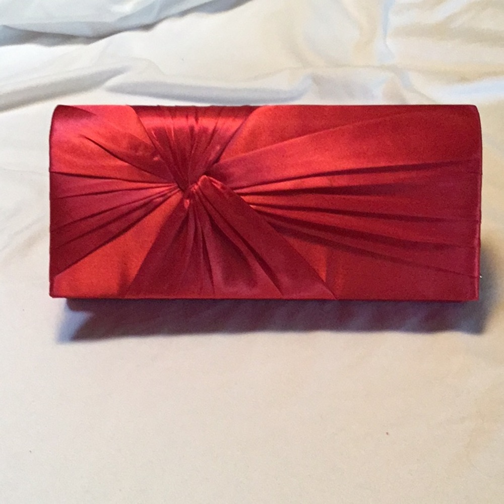 RED SATIN CLUTCH/SHOULDER PURSE